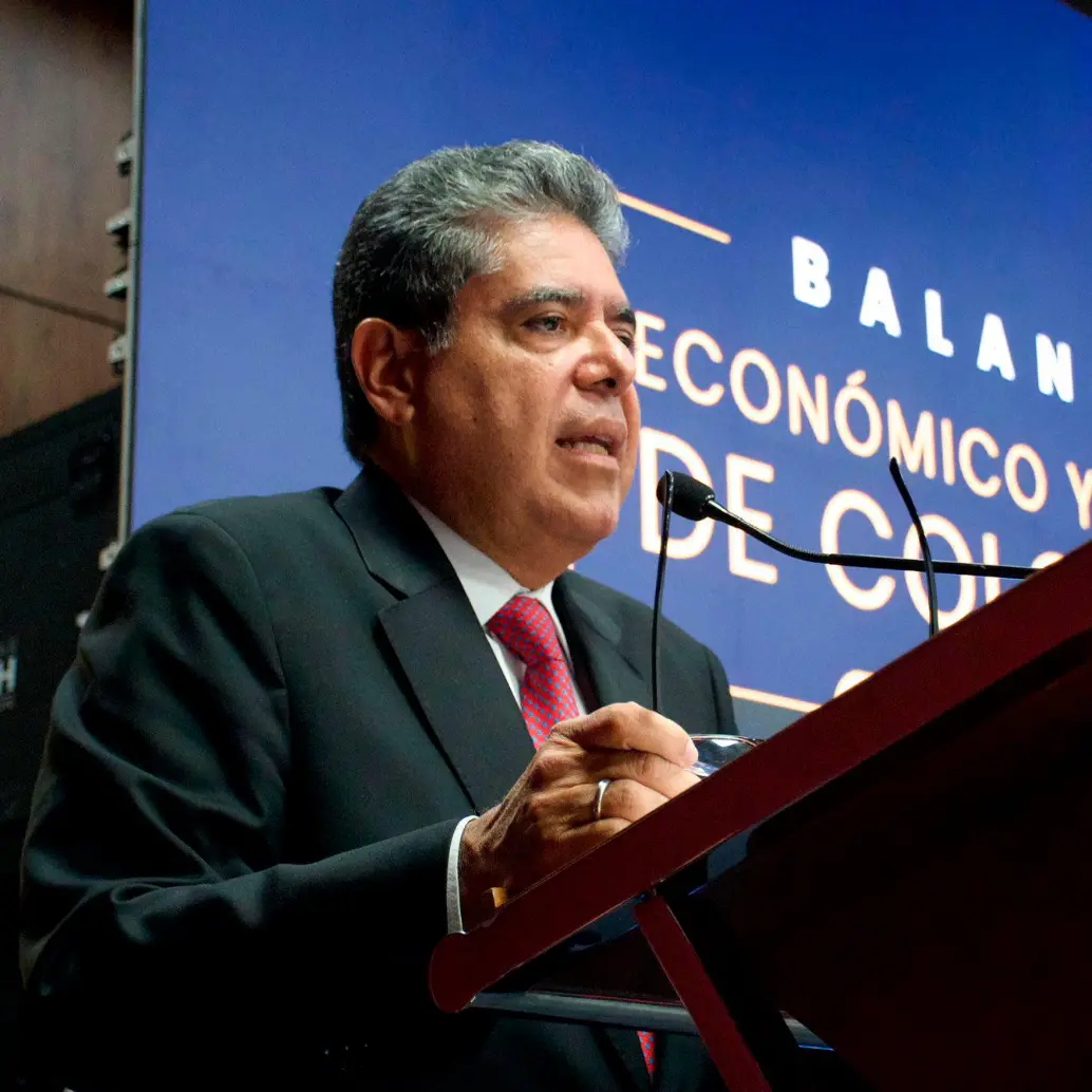 El contralor Carlos Hernán Rodríguez presentó el balance fiscal durante un foro económico. FOTO CONTRALORÍA GENERAL DE LA REPÚBLICA. 