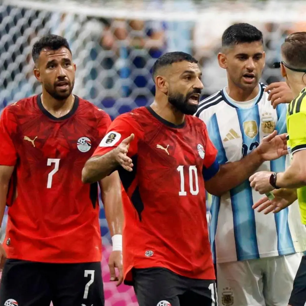 El delantero Mohamed Salah le reclama al árbitro francés François Letexier por algunas acciones en el compromiso que Egipto perdió 3-2 contra Argentina. FOTO TOMADA X@FIFA