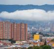 El paisaje urbano de Medellín y gran parte del Valle de Aburrá está experimentando una transformación vertical. La construcción de edificios cada vez más altos en las laderas y partes elevadas de la ciudad ha provocado un fenómeno visual espectacular: ahora es común ver cómo las nubes atraviesan los balcones y rozan los apartamentos de muchas construcciones. Foto: Juan Antonio Sánchez