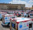 El plato fuerte del evento en la plaza de Bolívar de Bogotá fue el desfile de 51 ambulancias de la red pública de salud. Según el Gobierno, la inversión es de $13.621 millones en los vehículos. <b><span class=mln_uppercase_mln> </span></b>FOTO<b><span class=mln_uppercase_mln> presidencia</span></b>