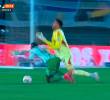 La imagen del penalti de Álvaro Montero sobre Kevin Viveros que el VAR decidió no sancionar, una de las jugadas que beneficiaron a Millonarios en los cuadrangulares. FOTO PANTALLAZO TOMADO DE LA TRANSMISIÓN DE WIN SPORTS +