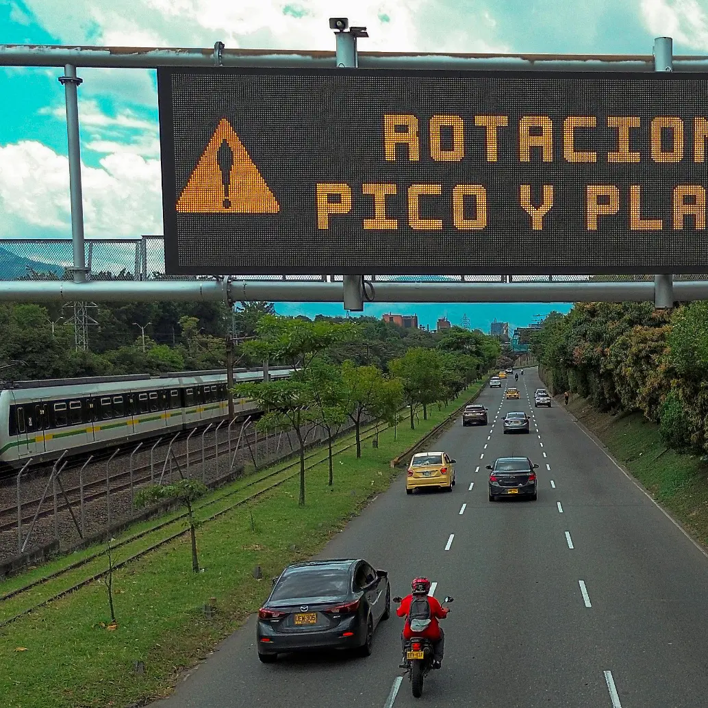 Las autoridades reiteran a los conductores el llamado de respetar esta restricción que busca aliviar la crisis de movilidad que se vive en el Valle de Aburrá. FOTO: MANUEL SALDARRIAGA