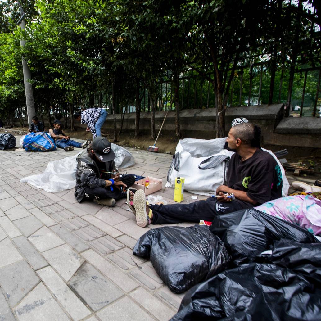 Algunos habitantes de calle usan la avenida para drogarse, otros para separar reciclaje con el cual se rebuscan unos pesos, mientras que unos más han decidido volverla su hogar permanente. Al fondo, el Museo de Antioquia. Foto: Julio César Herrera Echeverri.