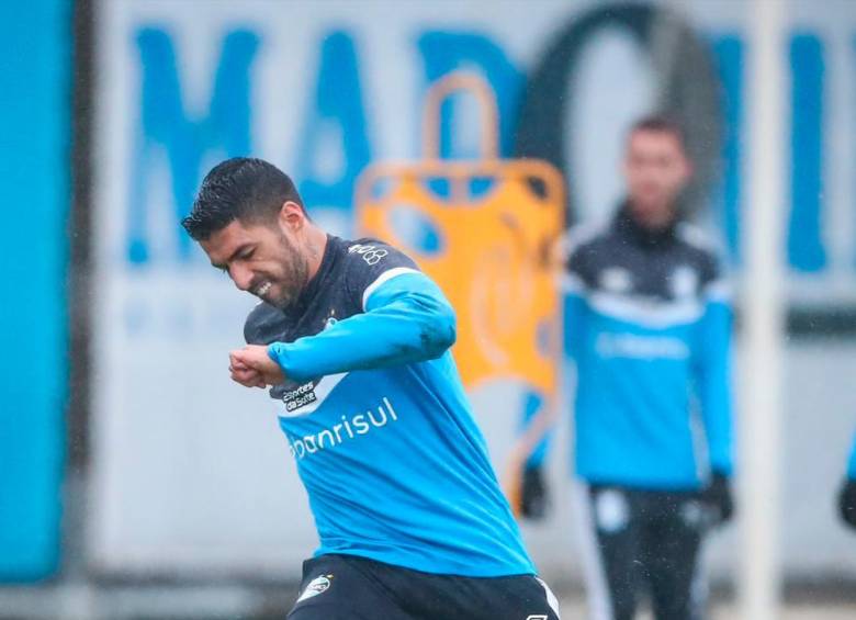 El delantero uruguayo Luis Suárez tiene un problema en su rodilla derecha y estaría pensando en el retiro. FOTO TOMADA @Gremio