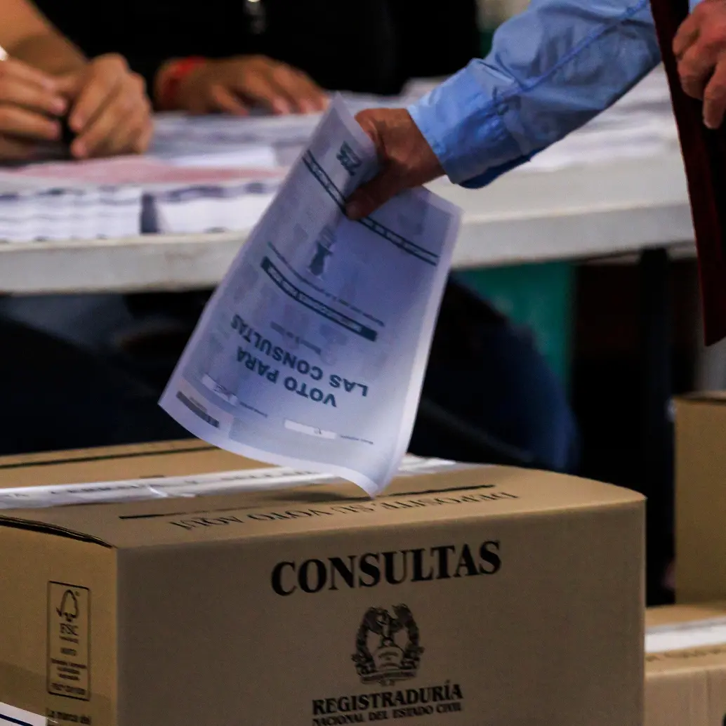 El proyecto de ley, ya aprobado en la Cámara de Representantes, exige que los electores prueben su ciudadanía estadounidense al inscribirse en el padrón electoral, con certificado de nacimiento o pasaporte, y que, al momento de votar, presenten un documento de identidad válido. FOTO: Camilo Suárez