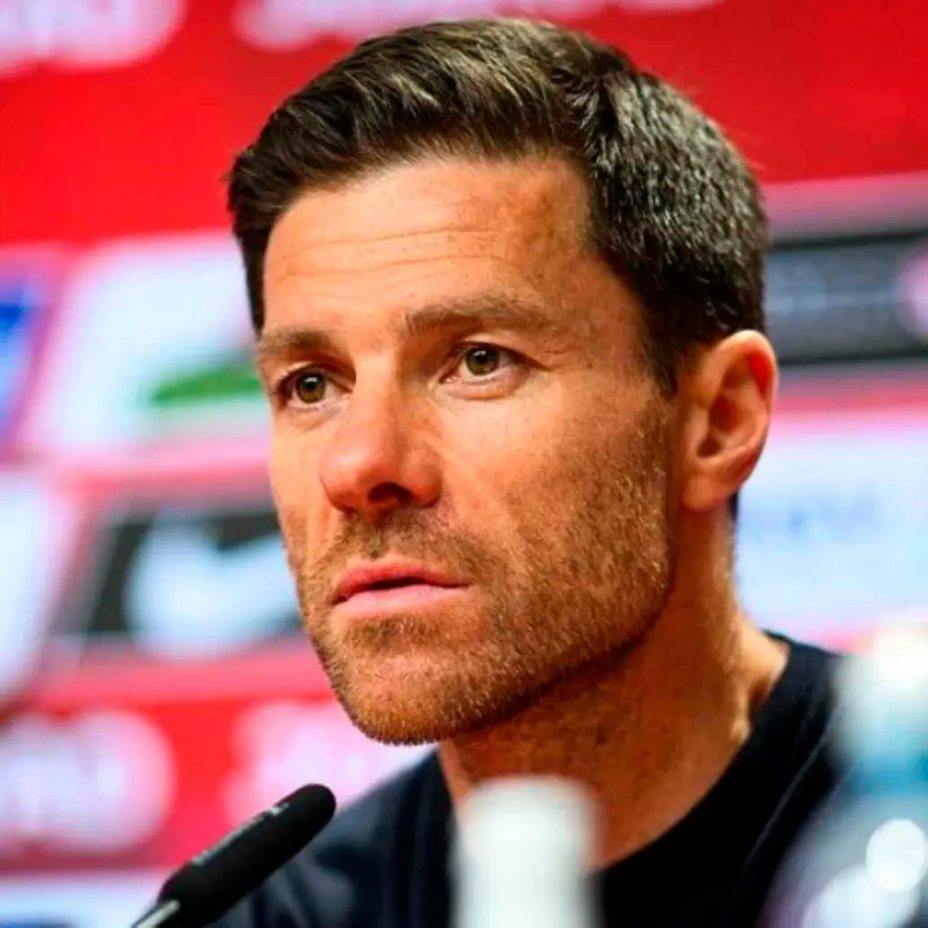 Xabi Alonso quien llegó al banquillo del Bayer Leverkusen en 2022 anunció que no sigue en el club alemán. FOTO TOMADA X @bayer04_es
