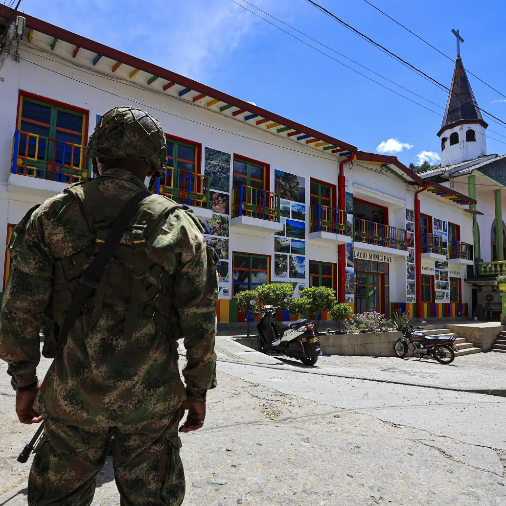 Imagen de referencia de un grupo de soldados patrullando un pueblo de Antioquia. Foto: Manuel Saldarriaga Quintero