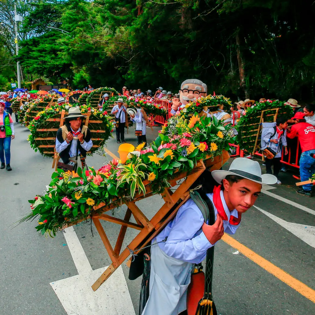 El desfile de Silleteritos no solo exalta la creatividad de los más pequeños, sino también fortalece el sentido de pertenencia hacia la cultura silletera, originaria del corregimiento de Santa Elena. Foto: Camilo Suárez Echeverry