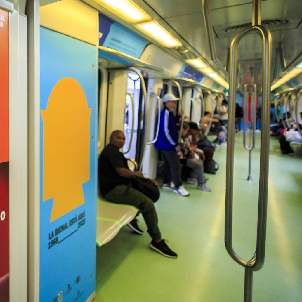 Este tren recorre la ciudad con los colores y mensajes de la Bienal, acercando el arte a más de 1,2 millones de usuarios diarios. Foto: Andrés Camilo Suárez Echeverry