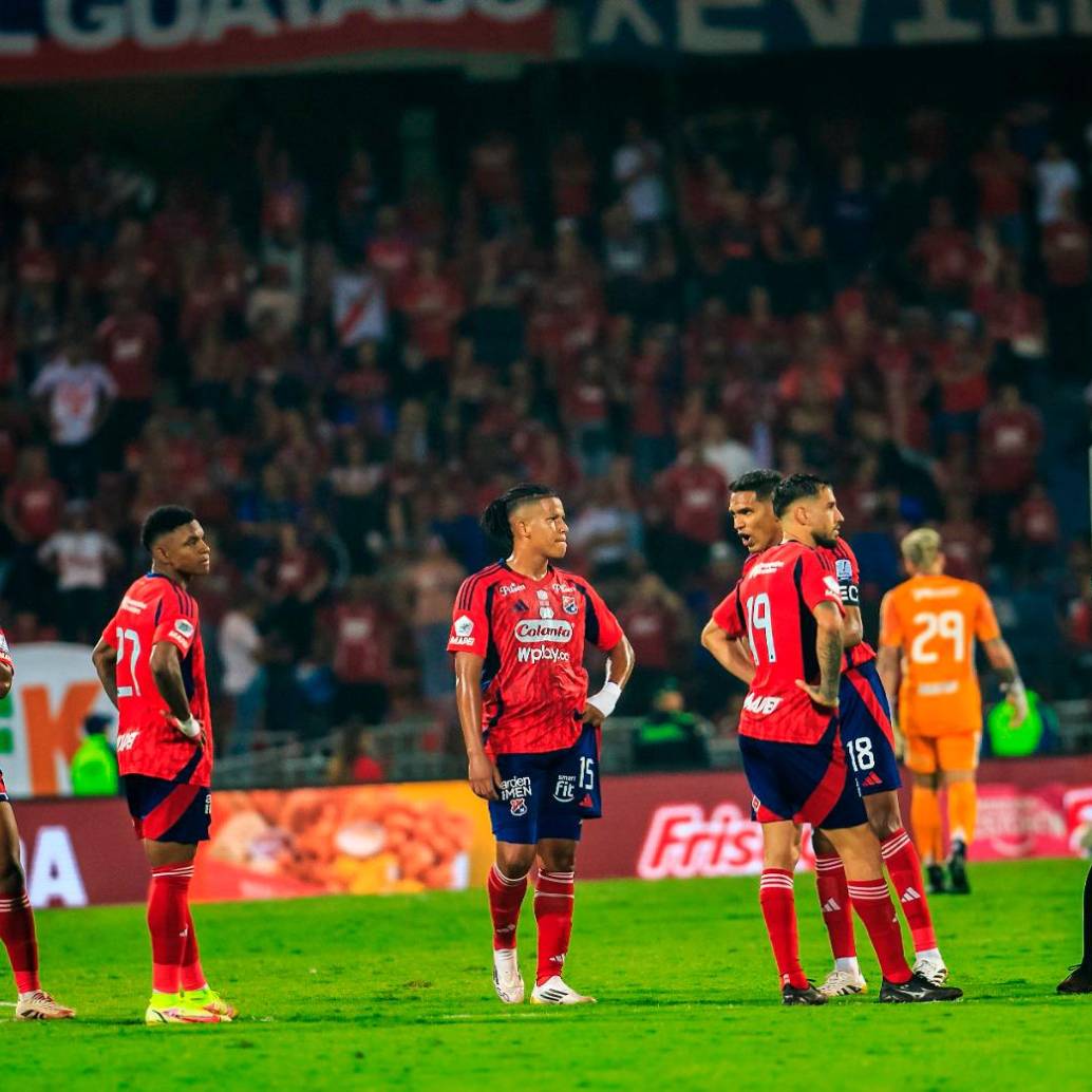 Los jugadores del DIM tras la derrota en el Atanasio ante Santa Fe. Se perdió un título y la clasificación a la Copa Libertadores de 2026. CAMILO SUÁREZ 
