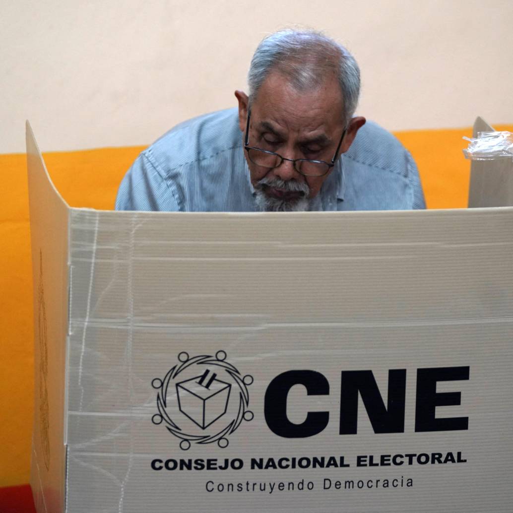 Ciudadanos hondureños participan en la jornada electoral marcada por un ambiente de tensión e injerencia internacional. FOTO: AFP. 