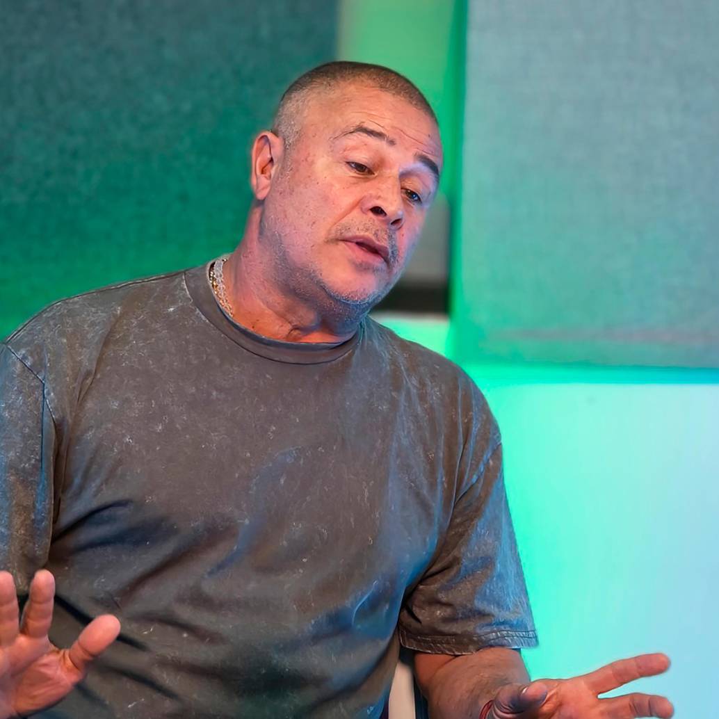 Gildardo Gómez durante la charla con el podcast deportivo Línea de Gol, en la que contó anécdotas de su carrera y analizó el presente de los equipos antioqueños y de la Selección Colombia. <span class="mln_uppercase_mln">FOTO</span><b><span class="mln_uppercase_mln"> Jeann Carlos Rodríguez</span></b>