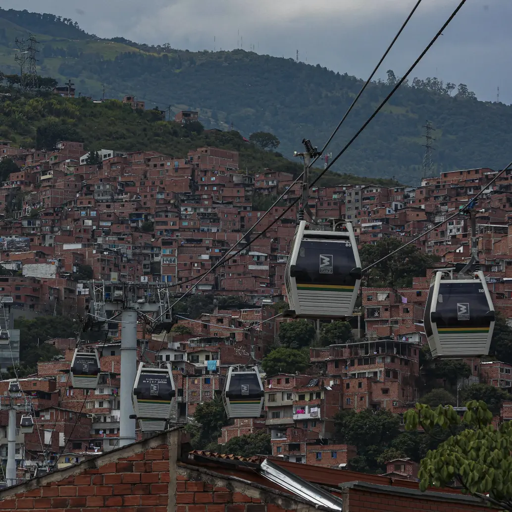 Línea J del metrocable de Medellín, entre la estación de San Javier y la estación Aurora. FOTO: Manuel Saldarriaga
