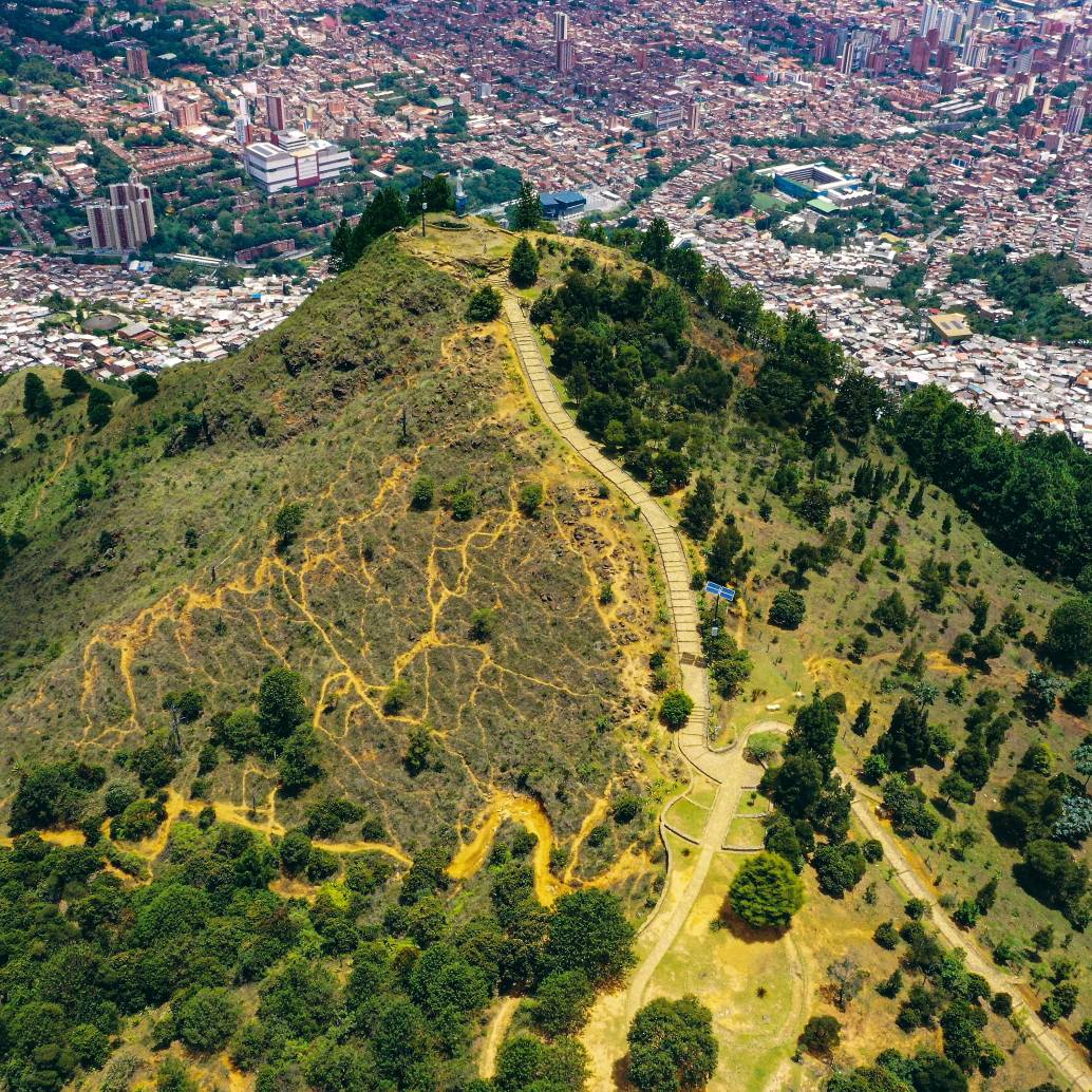 El Cerro Pan de Azúcar, el más alto de los siete cerros tutelares de Medellín, se eleva a más de 2.100 metros sobre el nivel del mar. Foto: Manuel Saldarriaga.