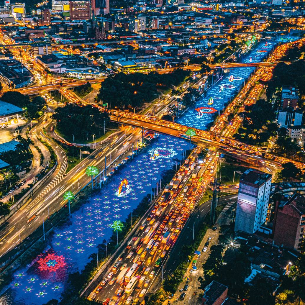Panorámica nocturna de Medellín iluminada por los alumbrados navideños a lo largo del río, una tradición que cada año reúne a millones de personas en torno a la luz, el arte y la tecnología. 2022. FOTO: Juan Sebastián Carvajal Beltrán