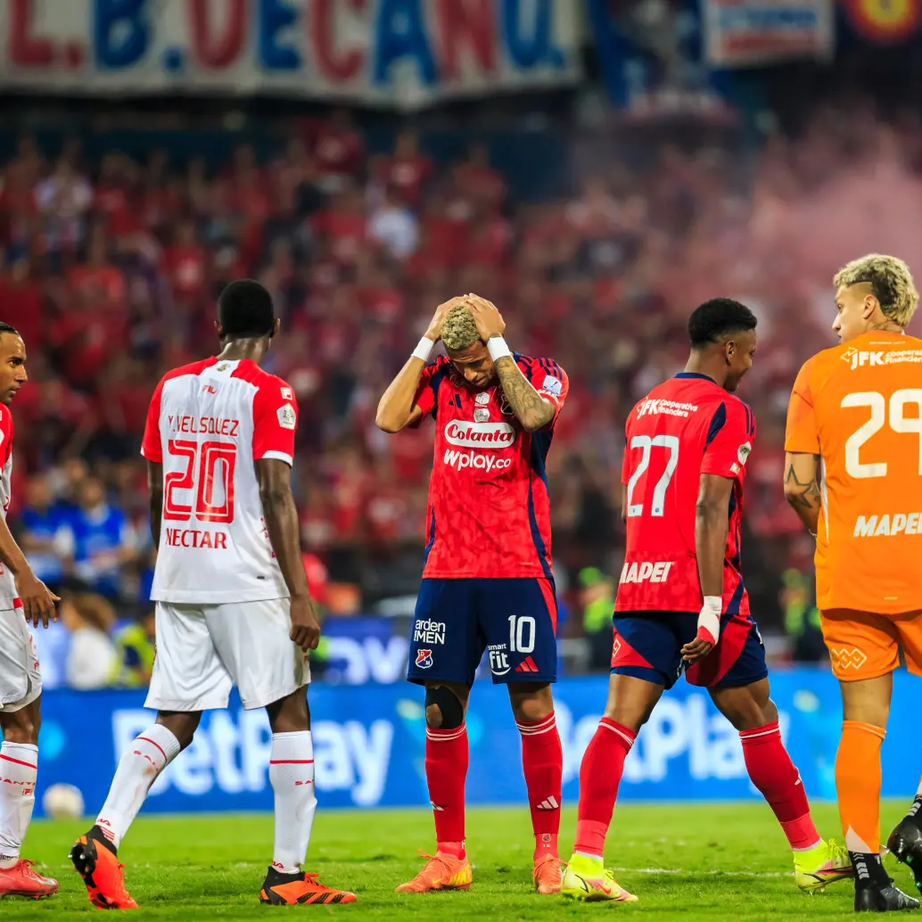 Santa Fe es campeón del fútbol colombiano. Uno de los protagonistas inesperados de la tarde fue Hugo Rodallega, el experimentado delantero. A pesar de arrastrar una lesión, su presencia en el campo fue determinante y su influencia en el juego fue clave para el desenlace del campeonato. Foto: Camilo Suárez Echeverry