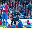 El colombiano Jefferson Lerma en el césped es atendido por los galenos del Crystal Palace, tras un choque que lo sacó del juego ante Newcastle. FOTO TOMADA X@CPFC