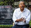 Miguel Valencia estuvo durante más de 50 años contando las noticias con tiza a las afueras de la Universidad de Antioquia Foto: Jaime Pérez Munévar