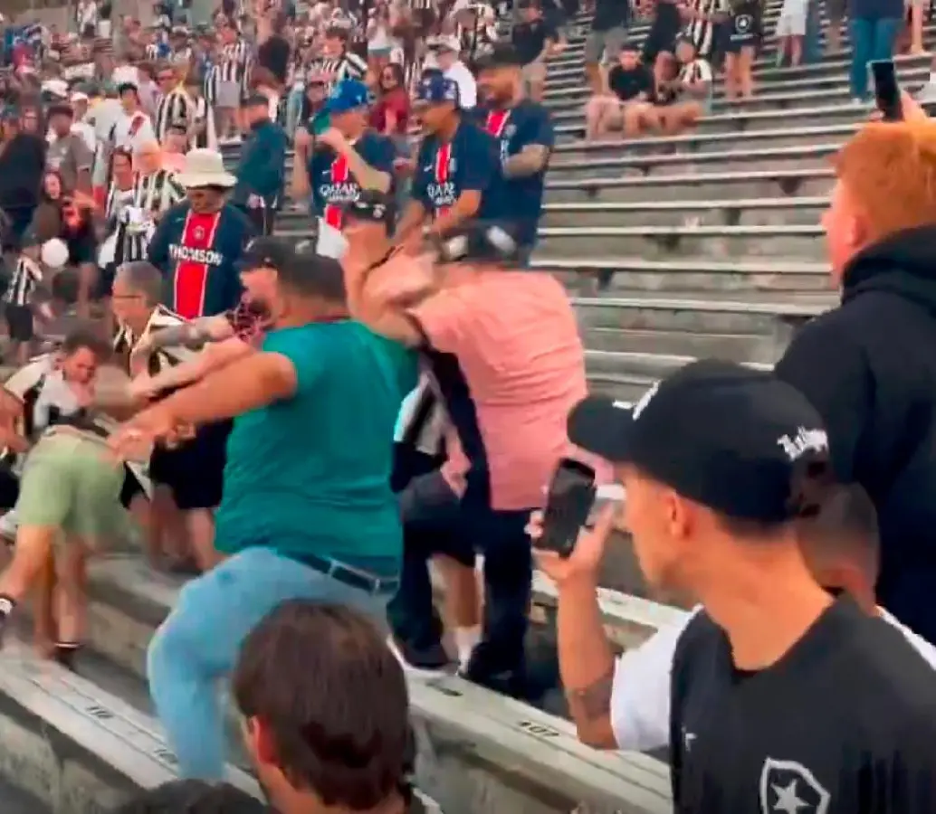 Las bochornosas imágenes de las peleas en la tribuna. FOTO PANTALLAZO TOMADO DE LOS VIDEOS VIRALES