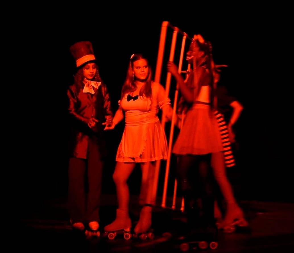 La presentación navideña de 2024 del Club fue <i>Alicia y el hechizo de la navidad</i>. FOTO: Cortesía Club Estrellas de Patinaje