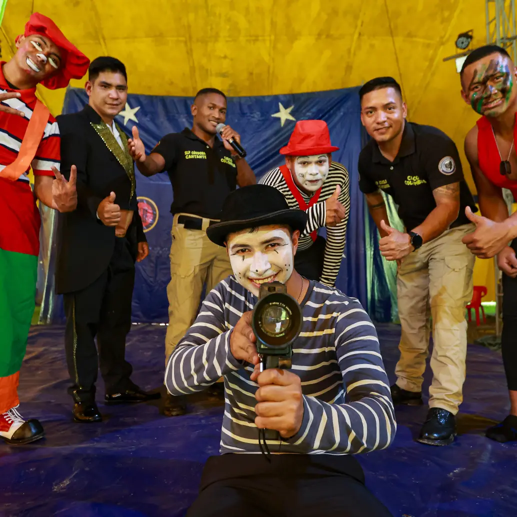 Soldados profesionales del Ejército Nacional hacen parte de la nómina de artistas del Circo Colombia N 7, que por estos días está en Copacabana. FOTO Manuel Saldarriaga