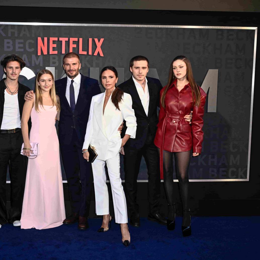 Brooklyn Peltz Beckham y Nicola Peltz posan junto a David y Victoria Beckham y sus hijos durante el estreno de la serie <i>Beckham</i> de Netflix en Londres, en octubre de 2023. FOTO: Getty Images. 