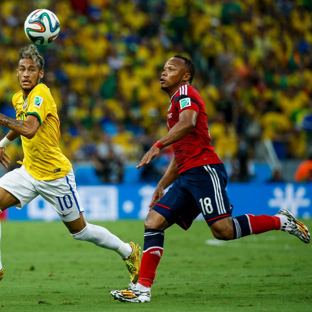 Duelo entre Brasil y Colombia en Fortaleza, el 4 de julio de 2014, por los cuartos de final de la Copa del Mundo. Los auriverdes vencieron por un apretado 2-1. En la acción, Neymar y Camilo Zúñiga. FOTO Archivo-Colprensa