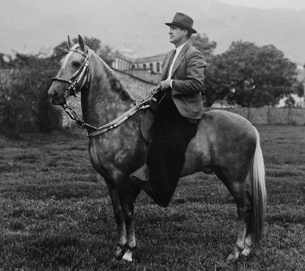 Fotografía de Fidel Ochoa Vélez, tomada en 1940 en el campus de la Universidad Nacional de Medellín. En la imagen, Fidel aparece de sombrero, saco, corbata y zamarros, montado en el caballo isabelino Cometa. <b><span class="mln_uppercase_mln"> </span></b>FOTO<b><span class="mln_uppercase_mln"> CORTESÍA MIGUEL RESTREPO OCHOA</span></b>