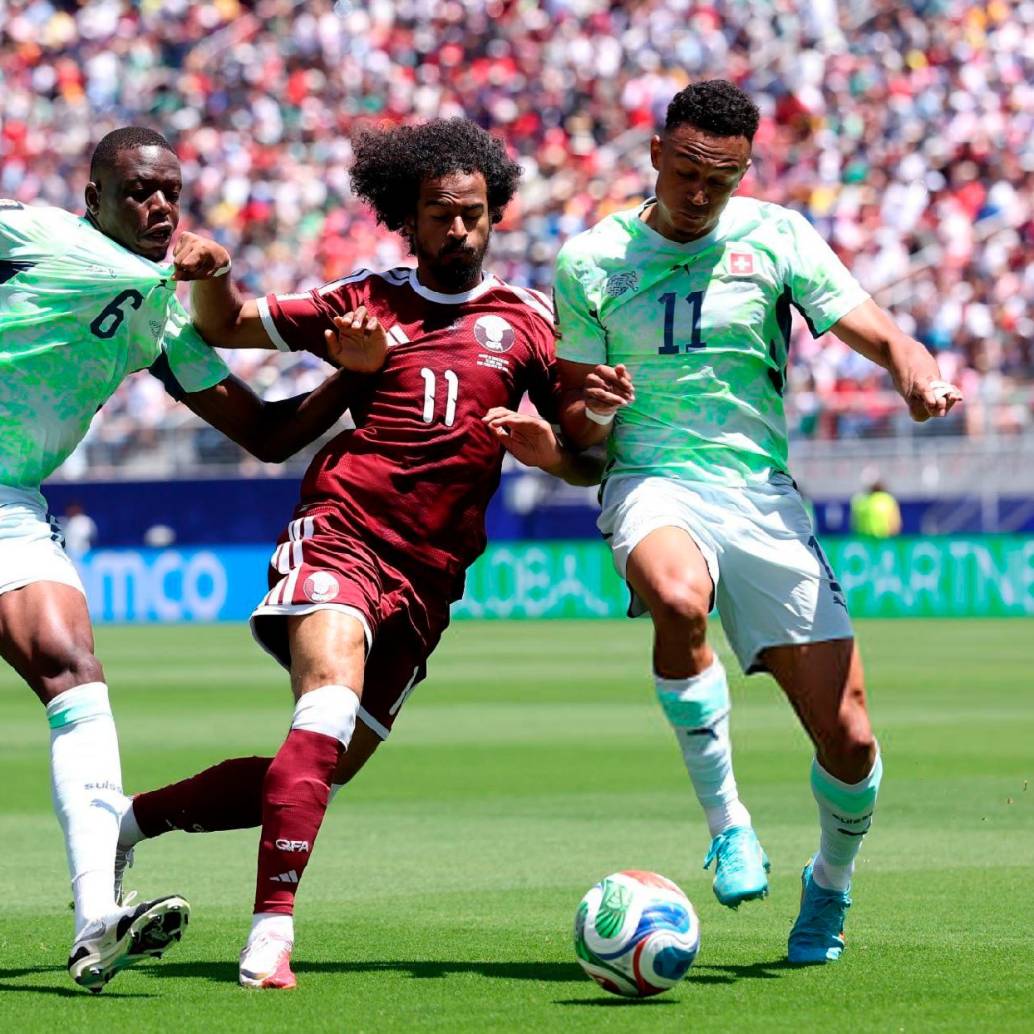 Suiza (verde) y Catar tuvieron este sábado un juego aguerrido, que al final terminó 1-1. FOTO: @Fifaworldcup