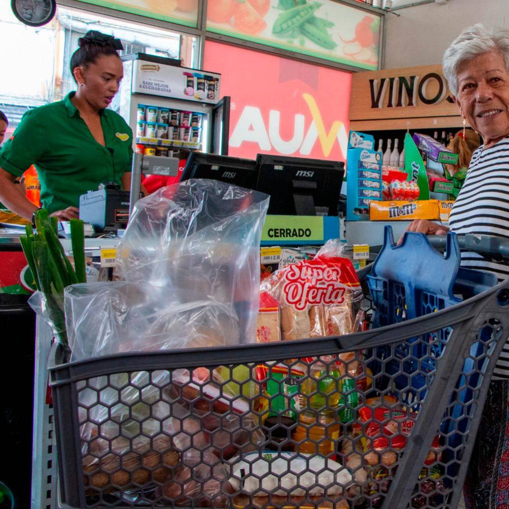 El Bono Alimentario permite reclamar alimentos en almacenes y supermercados aliados del Distrito. FOTO: Cortesía Alcaldía de Medellín