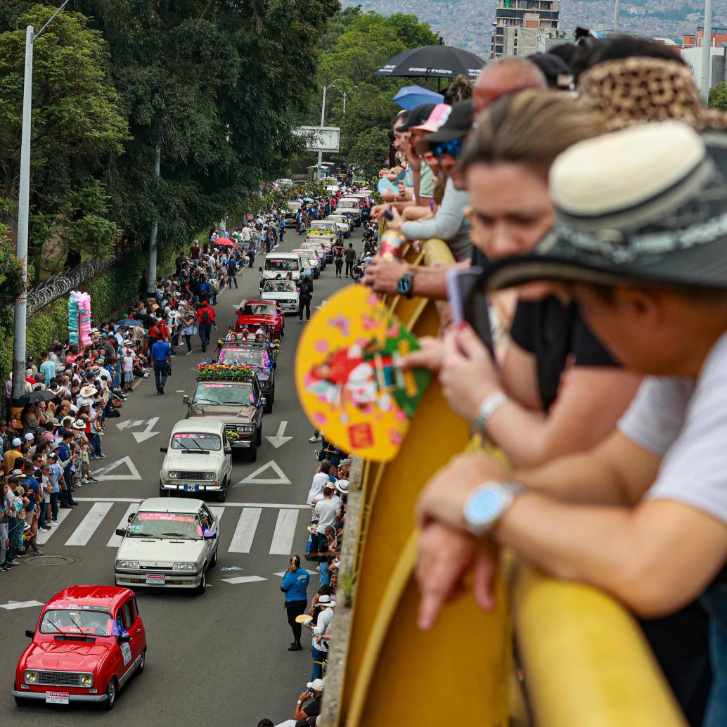 Con una gran asistencia y ambiente festivo, el desfile reafirma su lugar como uno de los pilares culturales de la Feria de las Flores, destacando la pasión de los antioqueños por la tradición, la familia y la memoria sobre ruedas. Foto: Manuel Saldarriaga Quintero.