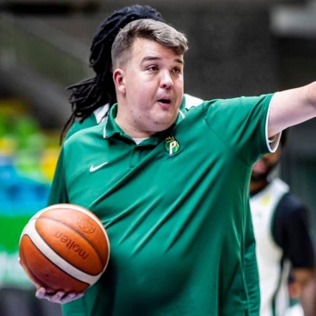 El técnico Daniel Seoane está listo con su equipo para buscar el bicampeonato de la Liga Profesional de Baloncesto, este jueves y viernes en el Iván de Bedout arranca la serie ante Cimarrones. FOTO EL COLOMBIANO 