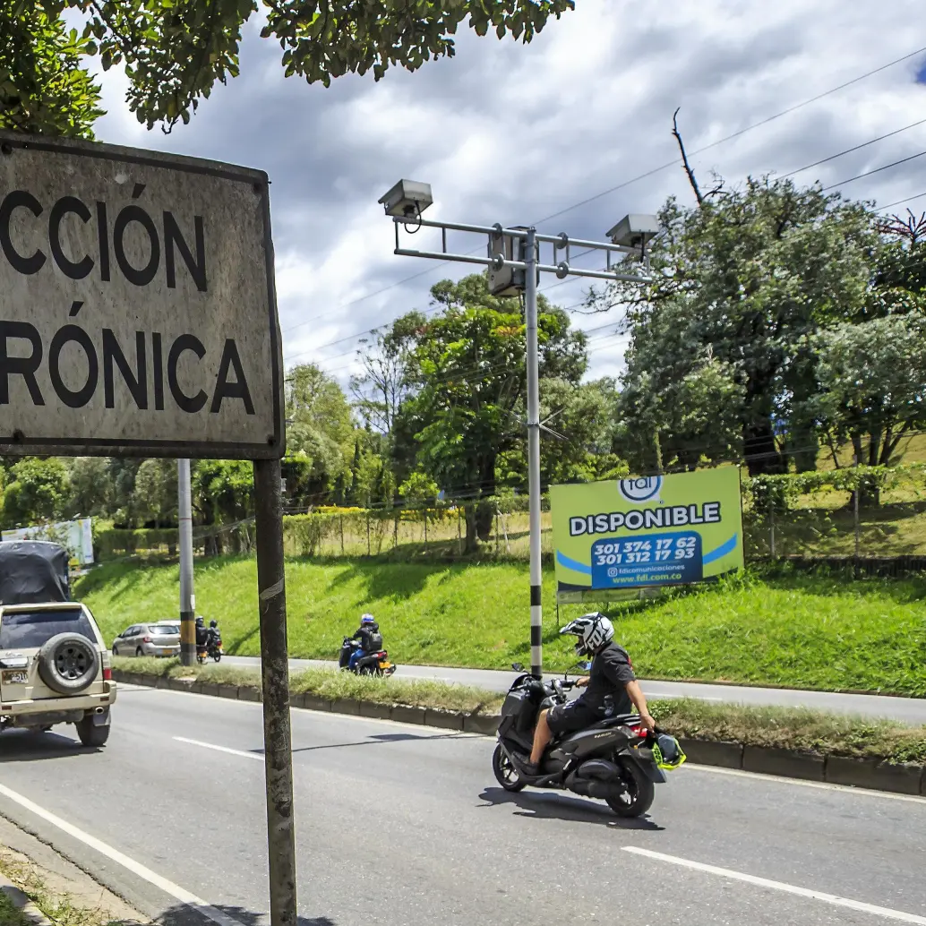 Imagen de referencia de una cámara de fotomulta en la Autopista Sur en Itagüí. Foto: Andrés Camilo Suárez Echeverry