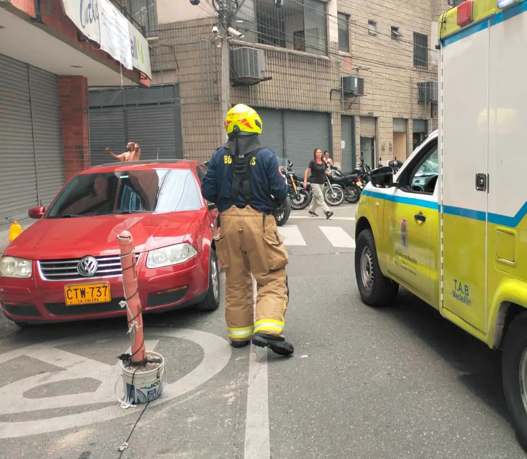 Personal del Cuerpo de Bomberos de Medellín y de la Secretaría de Salud, con apoyo de Bomberos Itagüí, trabajan para controlar las afectaciones en esta zona industrial del centro de la ciudad. FOTO: ALEJANDRA MORALES RÍOS