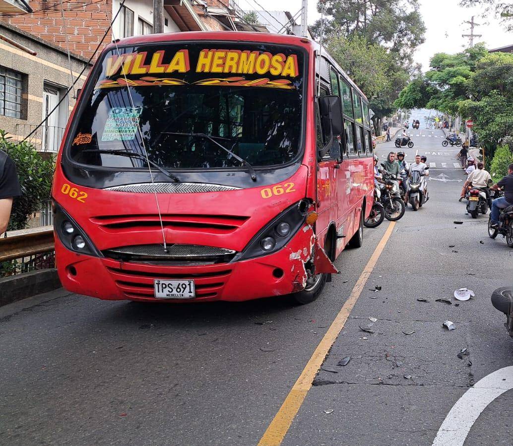 Así quedó el motociclista accidentado en la mañana de este viernes en el barrio Villa Hermosa, luego de que el motorizado impactara contra el bus de servicio público. FOTO: CORTESÍA