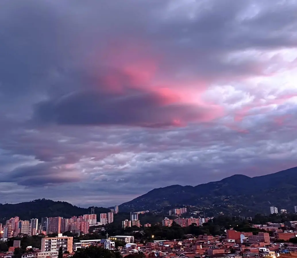 El protagonista de este jueves fue el cielo en el sur de la ciudad. Foto: Juan Antonio Sánchez, EL COLOMBIANO