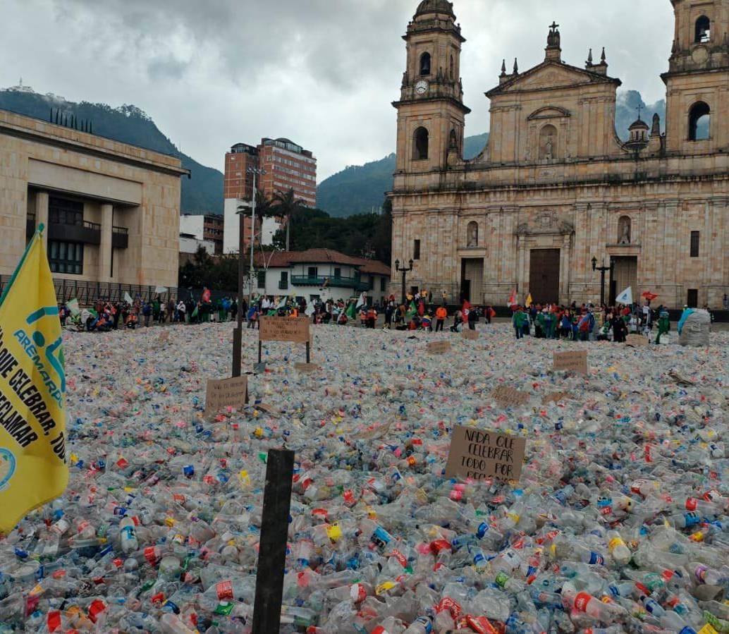 Como gesto de protesta, los recicladores esparcieron los residuos a lo largo de la Plaza. FOTO: TOMADA DE X @manolitosalazar