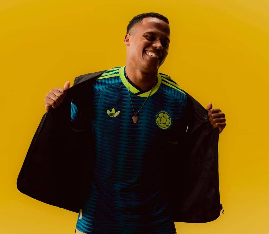 Jhon Arias con la camiseta nueva de la Selección. FOTO FCF Y ADIDAS