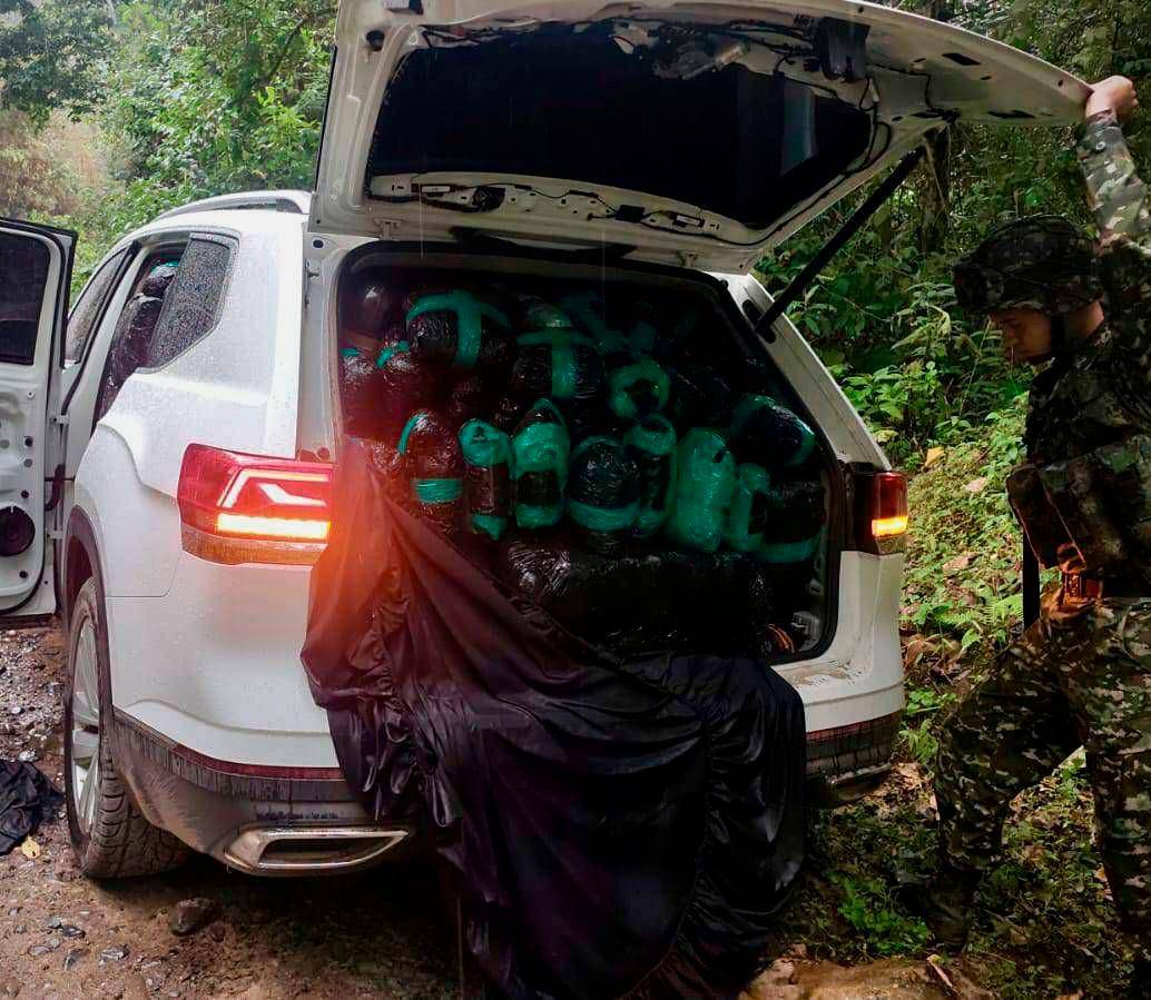 Esta es la camioneta cargada de marihuana que el Ejército interceptó en una vía de Quindío. FOTO: CORTESÍA DEL EJÉRCITO.
