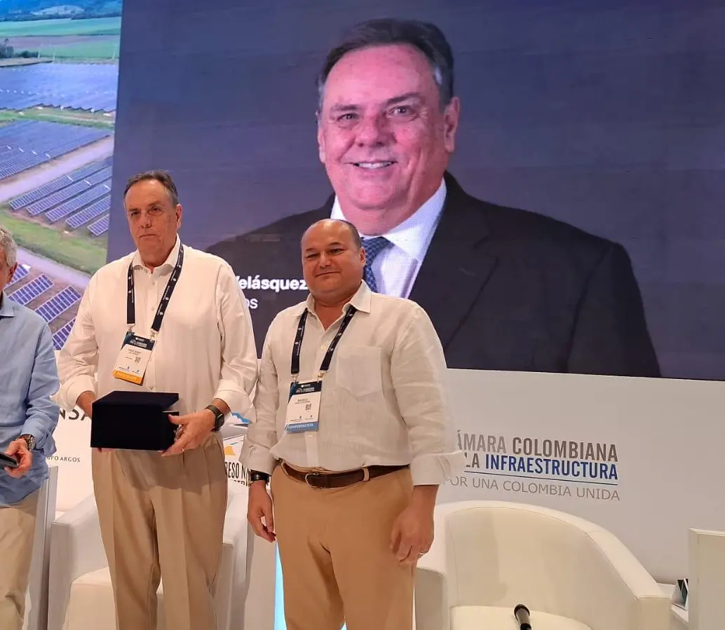 El director ejecutivo de la CCI, Juan Martín Caicedo; y el presidente de su Junta Directiva, Mauricio Ossa, entregan el ‘Premio Nacional a la Excelencia en Infraestructura’, a Jorge Mario Velásquez, presidente del Grupo Argos, por su destacada trayectoria en el sector. FOTO: Cortesía CCI
