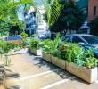El <i>parklet</i> se extendió sobre la calle 11A y el próximo estará al frente del restaurante Hacienda. De ser exitosos, nuevos <i>parklets</i> se podrían asentar sobre otras vías en Medellín. <b><span class=mln_uppercase_mln> </span></b>FOTO <b>ESNEYDER GUTIÉRREZ</b><b><span class=mln_uppercase_mln> </span></b>