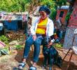 Marcelina Valencia está al lado de su perra, sentada en una silla, viendo cómo funcionarios de la Alcaldía tumban su vivienda y la de su hermano. FOTO: <b>JULIO CÉSAR HERRERA</b>