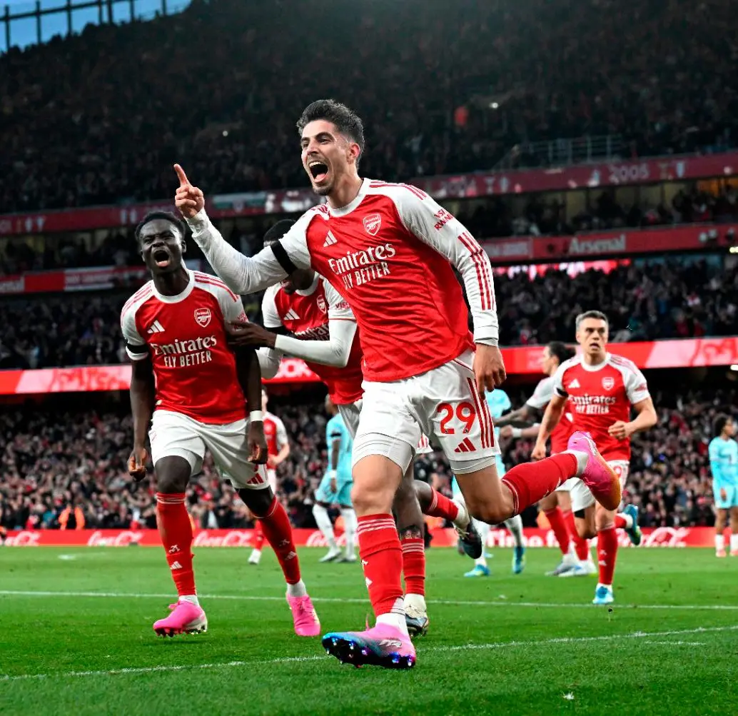 Kai Havertz y Bukayo Saka eufóricos en la celebración del gol de la victoria ante Burnley. FOTO:<b>GETTY</b>