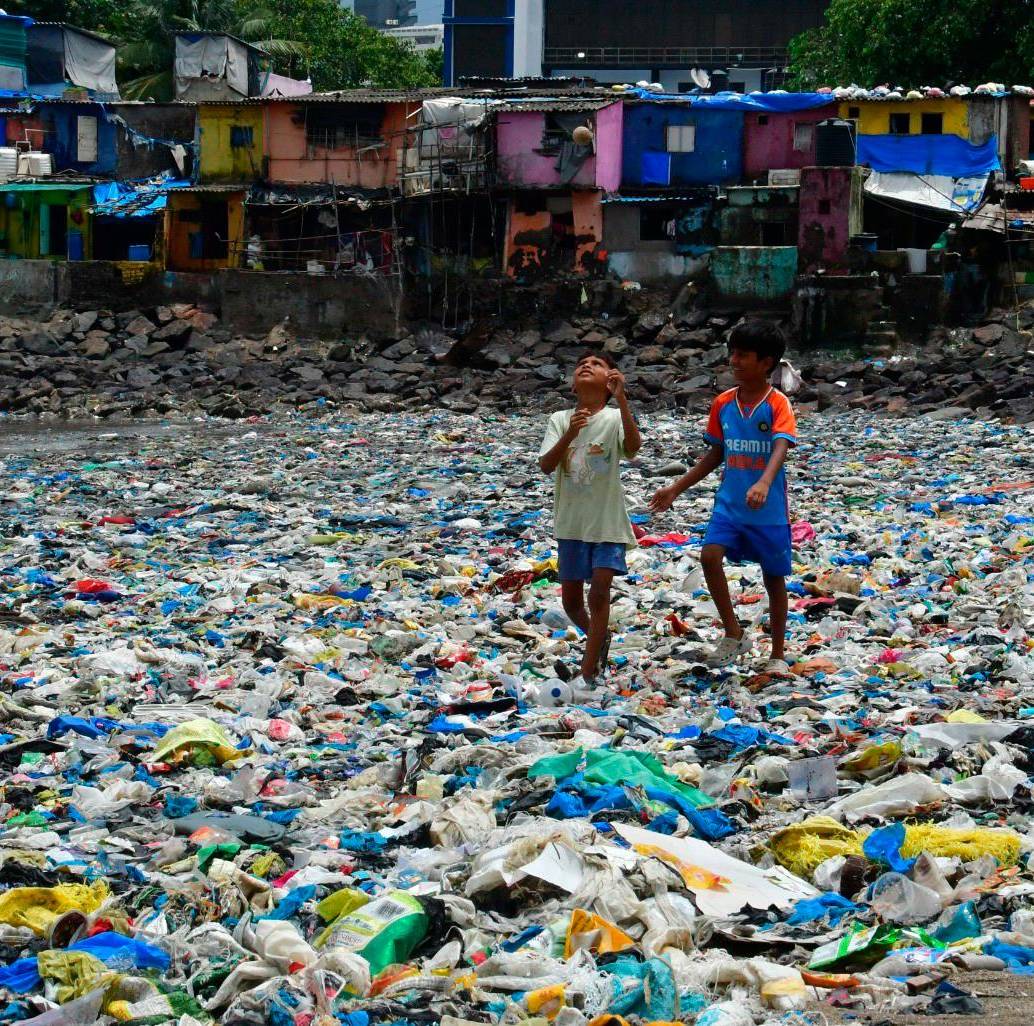 <u>El planeta ha producido m</u>ás plástico desde el año 2000 que en los 50 años previos, en su mayoría productos de uso único y de empaque. Foto Getty. 