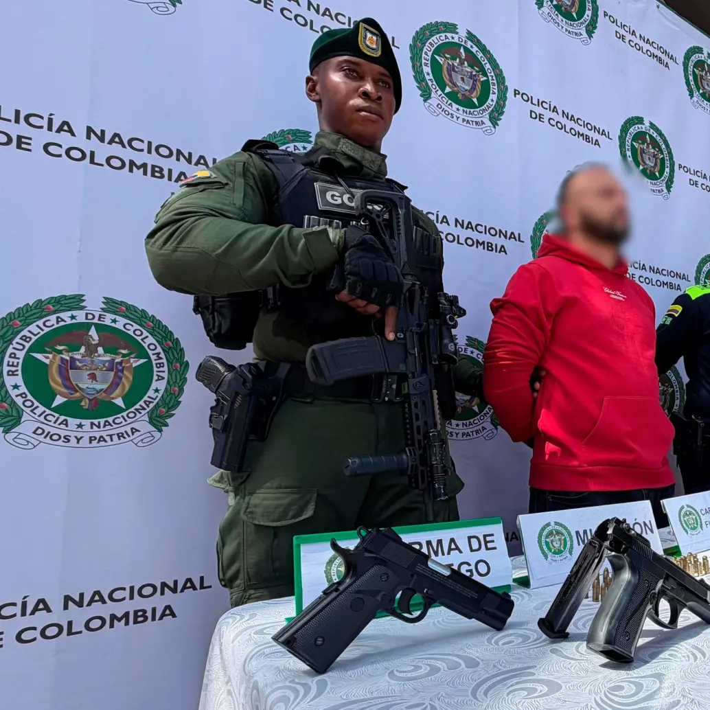 En el allanamiento que se hizo en una casa de la comuna 8, además de la captura de “Huelillo”, las autoridades incautaron dos armas de fuego y munición. FOTO: POLICÍA