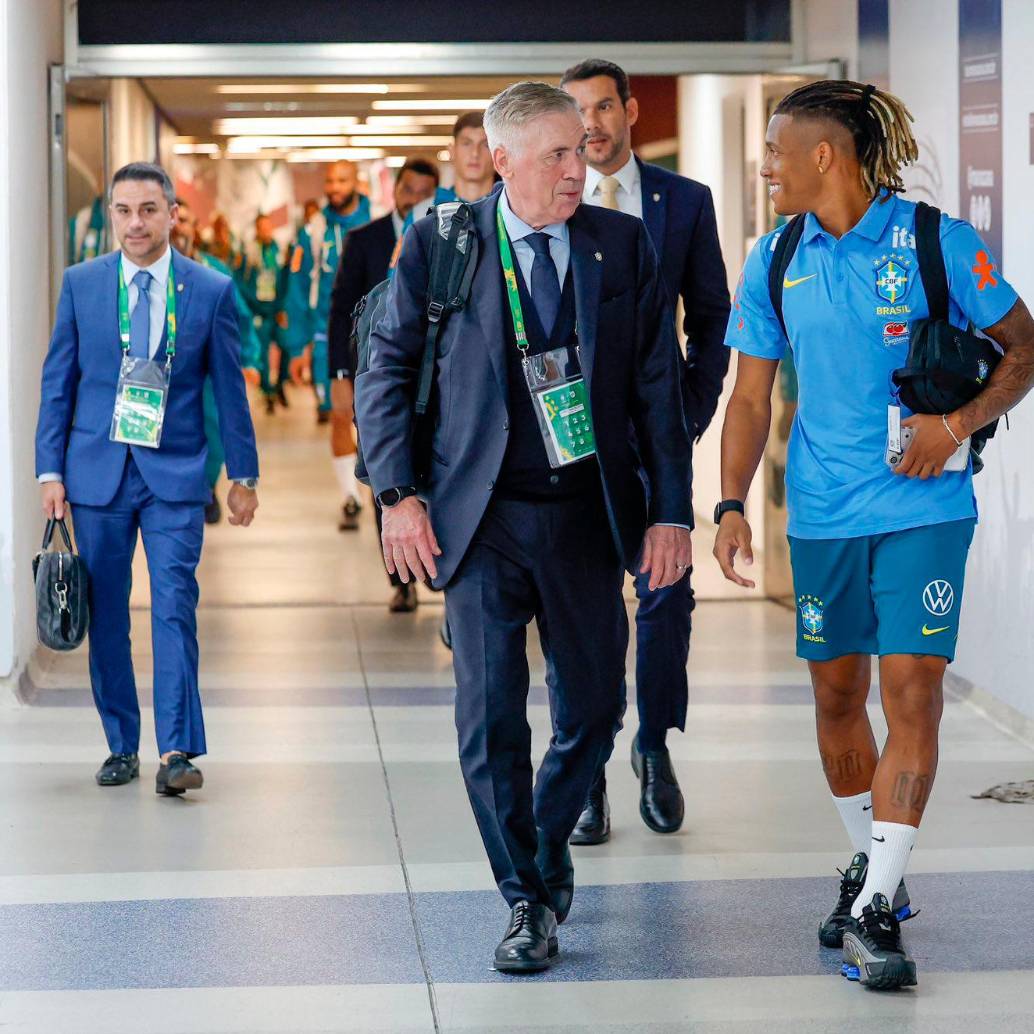 Carlo Ancelotti y Danilo, un jugador llamado a ser uno de los principales revulsivos de Brasil. FOTO: <b>X CBF_Futebol</b>