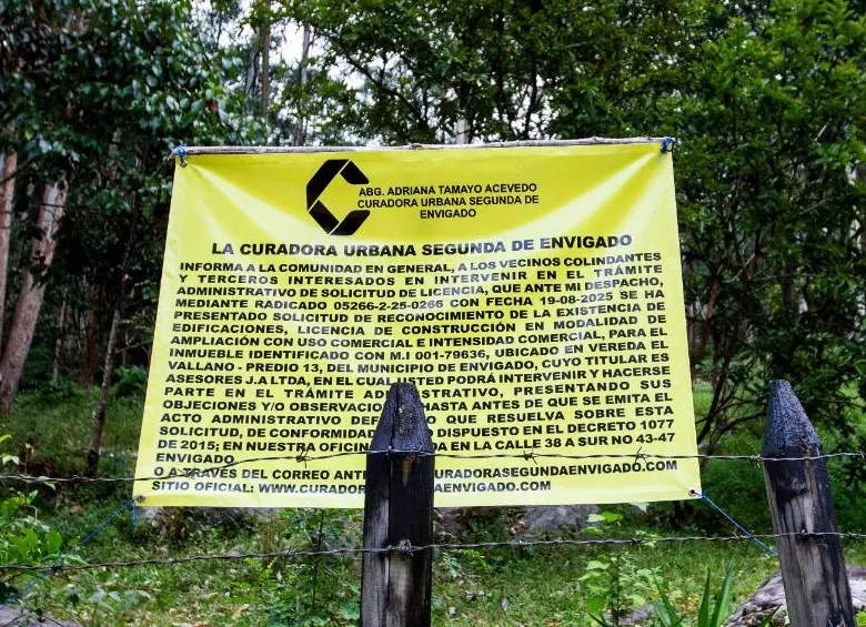 Aviso de curaduría donde se anuncia la realización de obras dentro del espacio. FOTO: Julio Herrera.