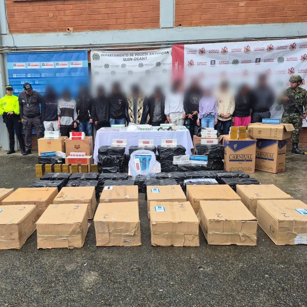 Los detenidos junto a parte de lo incautado durante los operativos. FOTO: Cortesía