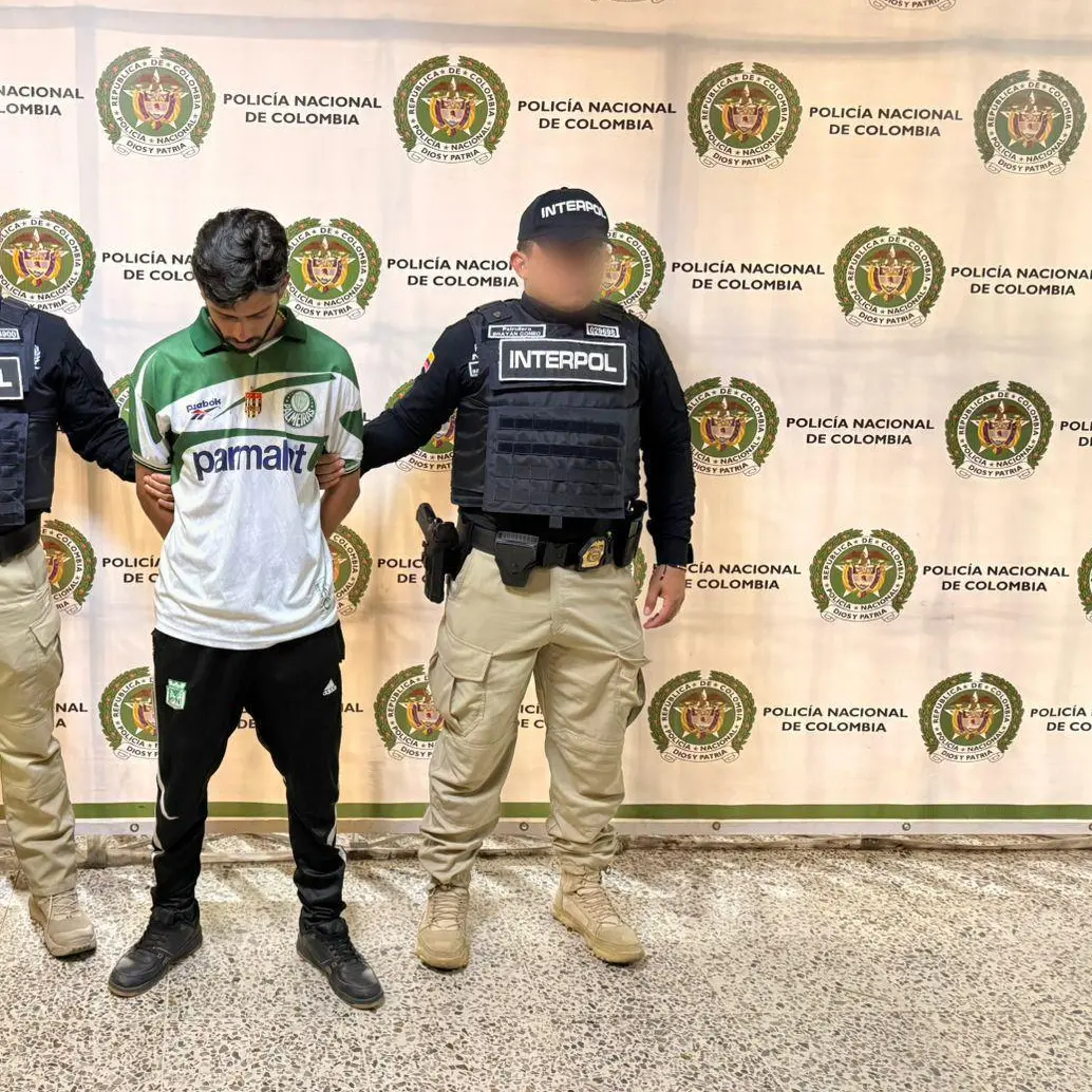 El hombre fue detenido por agentes de Interpol en el país. FOTO: imagen tomada de redes.