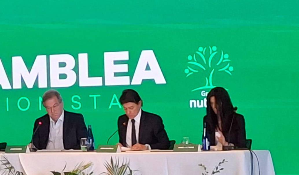 Jaime Gilinski (en el centro), presidente y principal accionista de Nutresa, encabezó la asamblea de accionistas. FOTO Ferney Arias